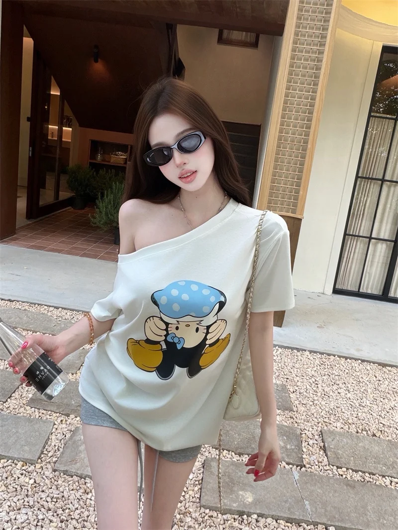 白色カートゥーンプリント斜め肩短袖Tシャツとハイウエストリボンショートパンツのセットアップ