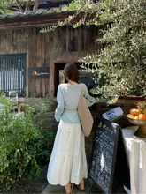 春用の優しい印象！肩出し長袖トップスとレース付きケーキスカートの女性用コーディネート（セットアップ対応）
