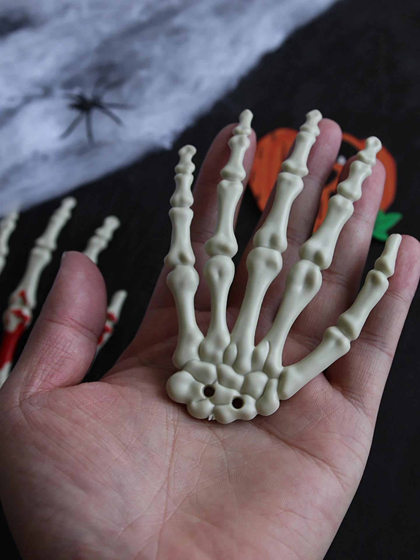 ハロウィン用 骷髅手ホラーインテリア：密室の装飾に最適な万聖節テーマアイテム