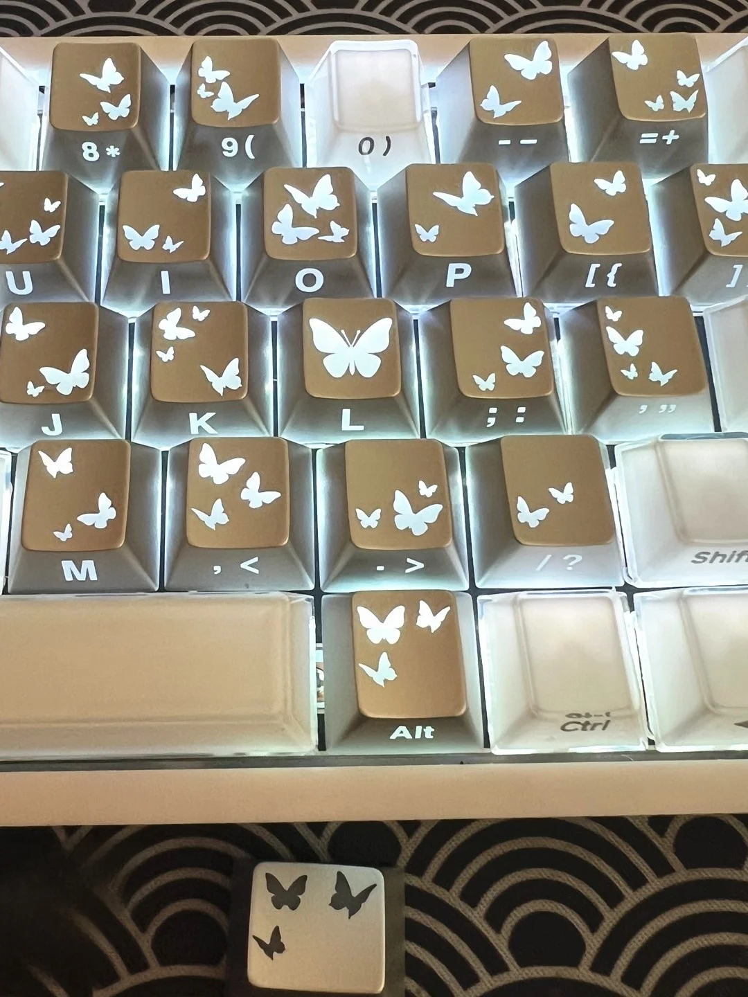 タッチパネルキーボードを選ぶべきタイミングは？ハートデザインのバタフライキーボードキャップが教えてくれたこと