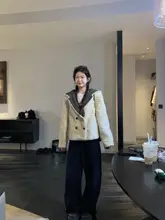 温かみのあるフード付き毛布風カジュアルショートジャケット