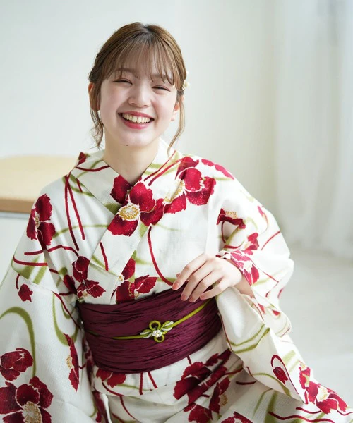 伝統的なスタイルの女性用浴衣：夏の花火大会や日本旅行に最適な純綿製品