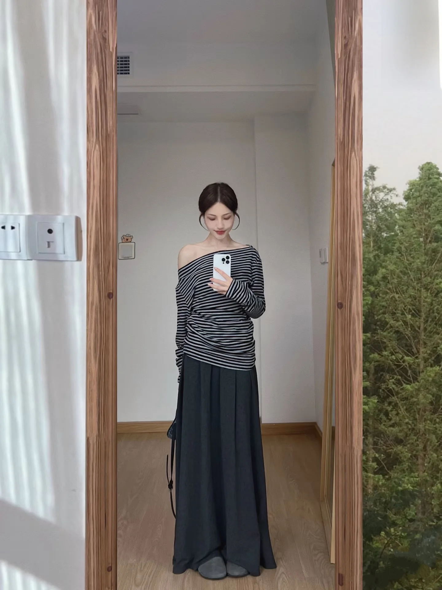 60年代のリズムと80年代のエッジを融合した春のコーデは？ストライプTシャツとフレアスカートの着こなしに迫る