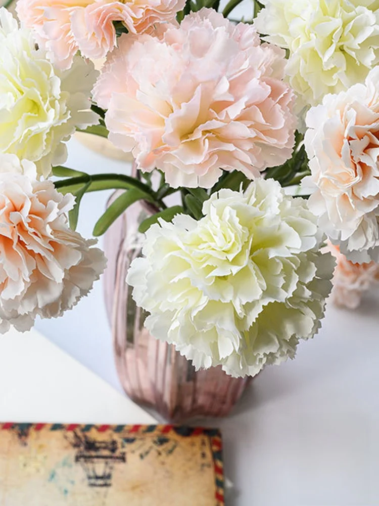 母の日ギフトにぴったり？カーネーションの造花が家庭でどんな役割を果たすのか