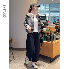 秋冬用コーディネート 高級感あるカラーブロックストライプデザインのニットジャケットとカジュアルパンツ（セットアップ対応）