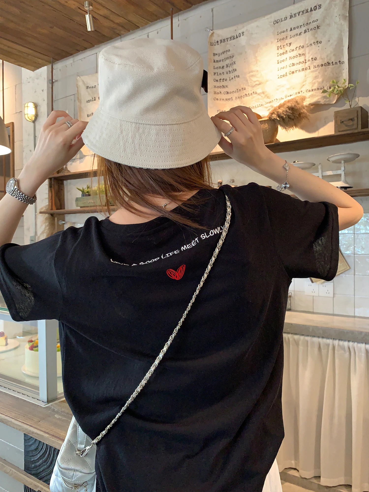 ハート刺繍のTシャツを選ぶべきタイミングは？通勤スタイルに最適な「ゆったりフィット」の選び方