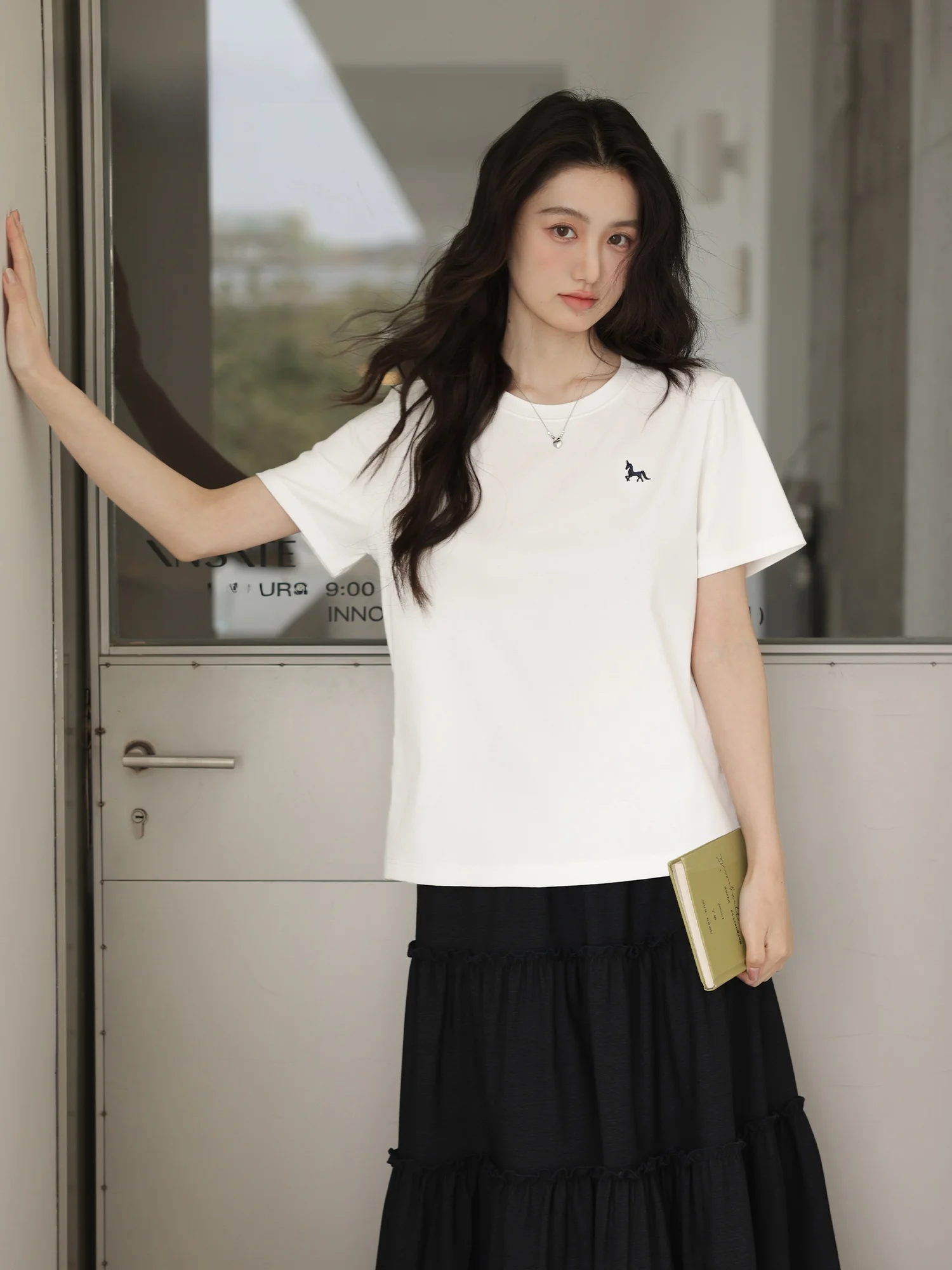 通勤Tシャツが安いおすすめは？「愛蔷薇」の白Tシャツが今、女性の日常を変える