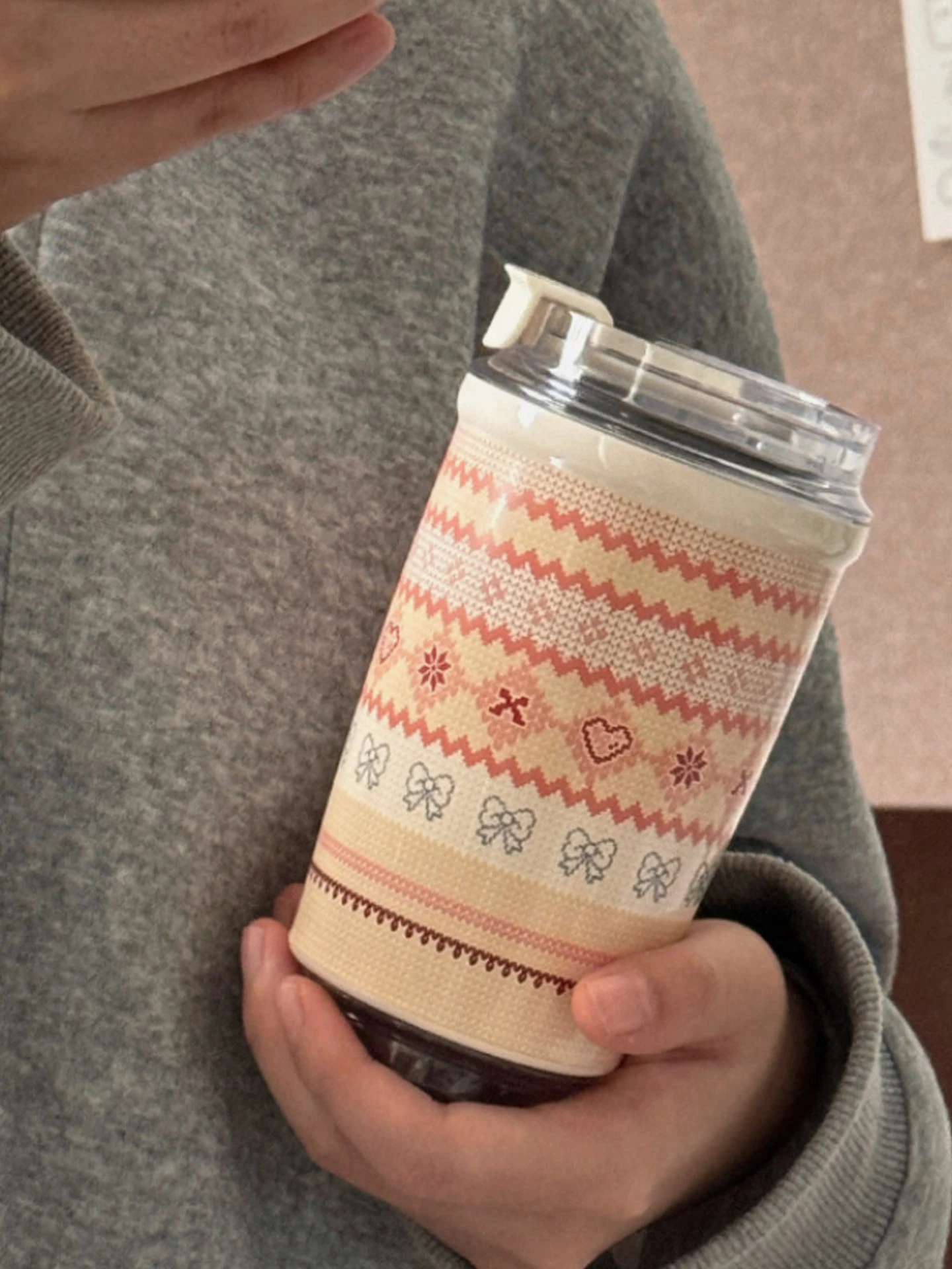 フェア島デザインのコーヒーカップ：保温機能とクリスマスカートゥーンが融合した使い捨てカップのおしゃれな選択肢
