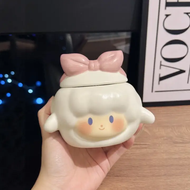 可愛いカートゥーンデザインの陶製マグカップ【ふた付き・美しいプレゼントに最適】