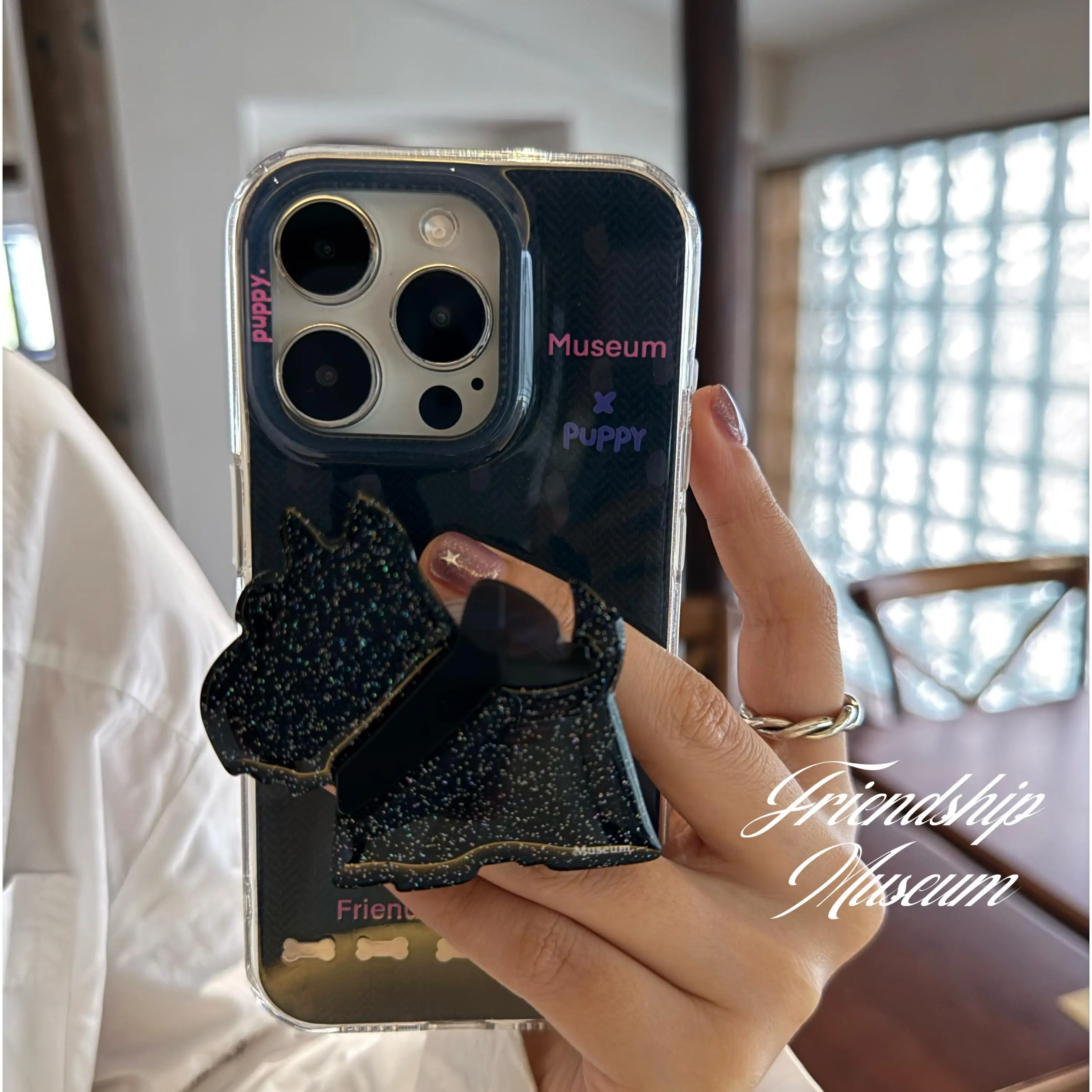 iPhone12mini に合うスマホケースは？愛らしい犬のしっぽを振るケースが今、注目されている理由