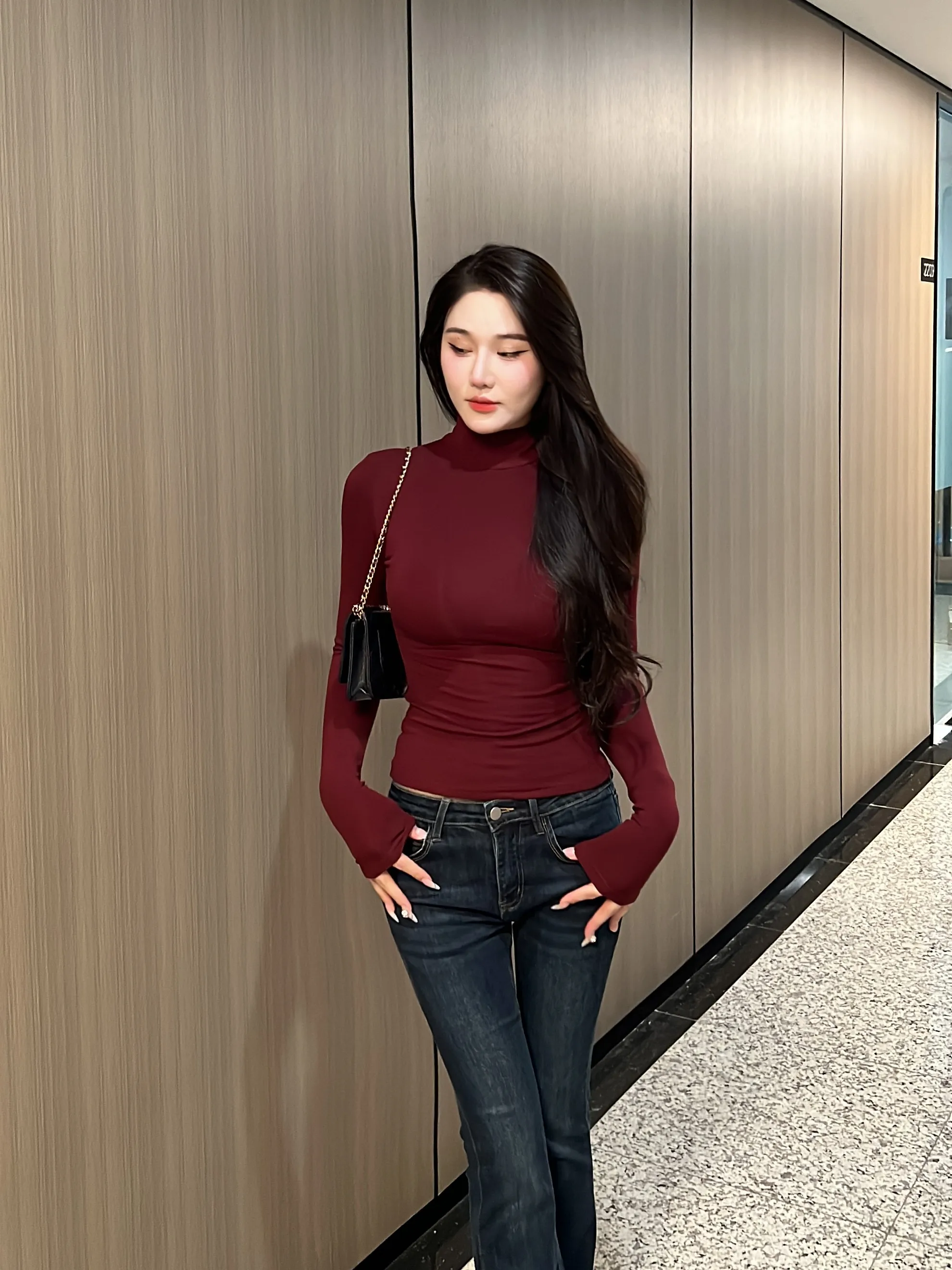 ママコーデの基本スタイルとは？ハイネックTシャツで失敗しない着こなしの秘密