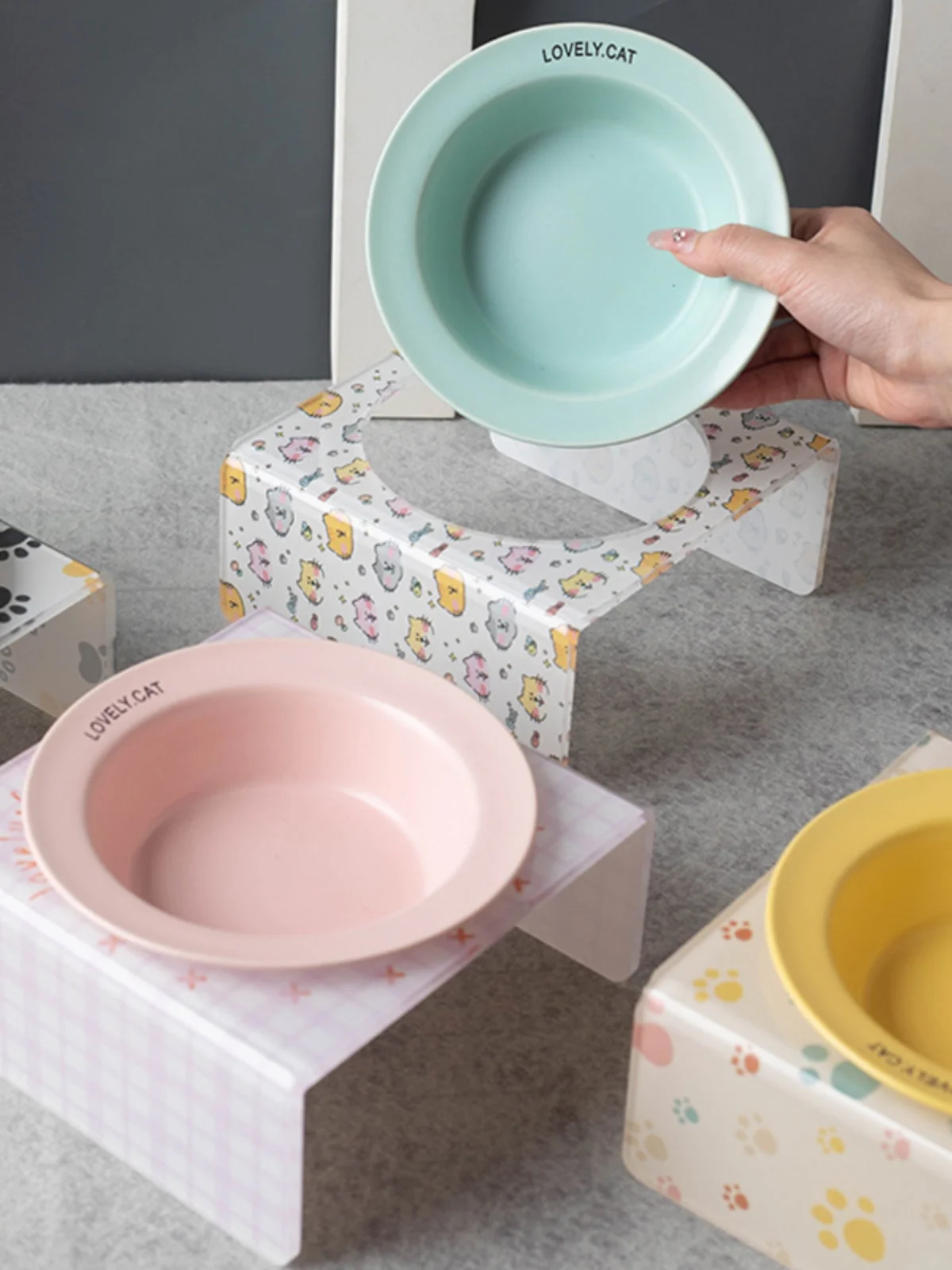 陶器製の猫用食器：アクリルスタンド付きカートゥーンデザインの実用性と使い勝手