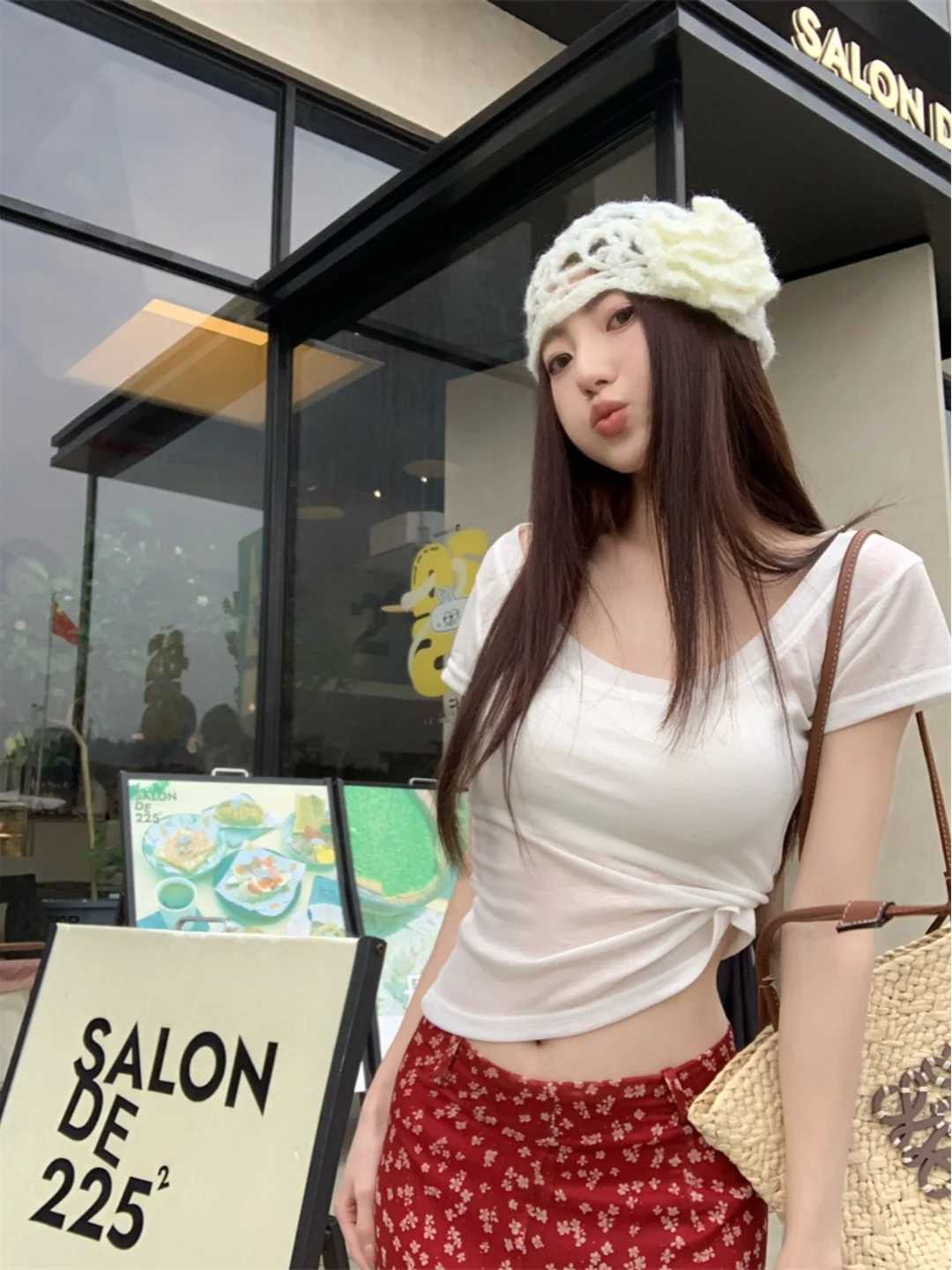 デザイン性のある白いショルダー短袖Tシャツとレトロフラワースカートのコーディネートとは