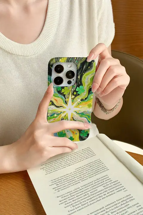 四葉のクローバー モチーフのスマホケース【iPhone14・16・17 Pro対応・シンプルデザイン・ソフトタイプ】