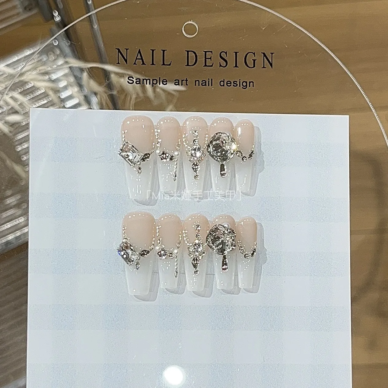 上品な手がきれい  に見えるネイルデザインは、どうやって作るの？