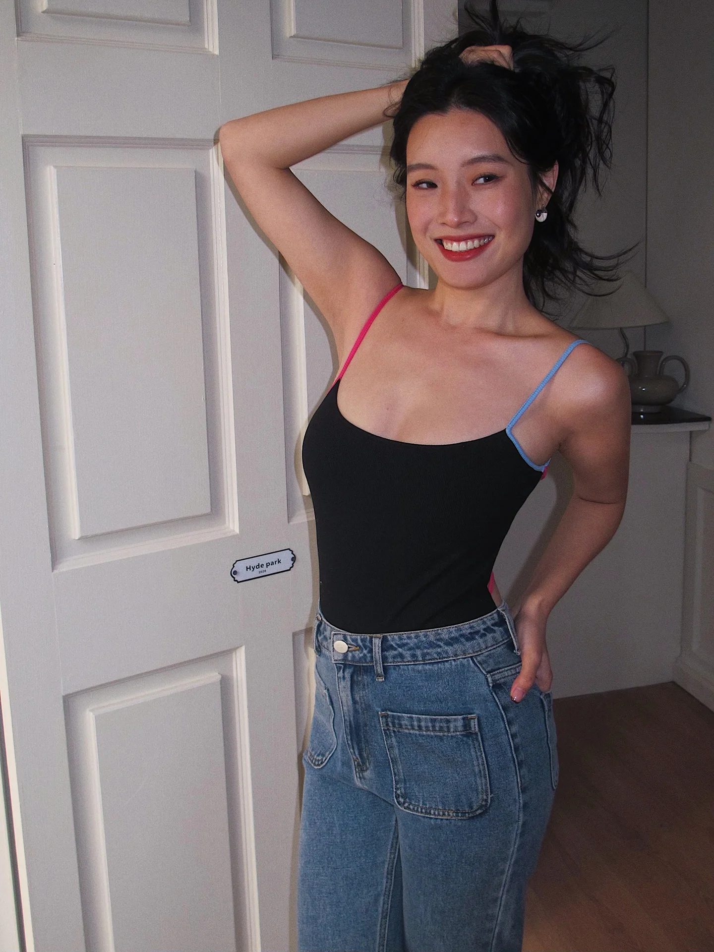 背中开设计的修身曲线背心：兼顾露背美学与高弹穿着体验