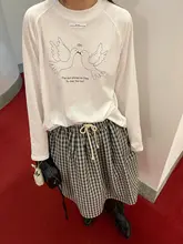 白いハトプリントロゴの長袖Tシャツ