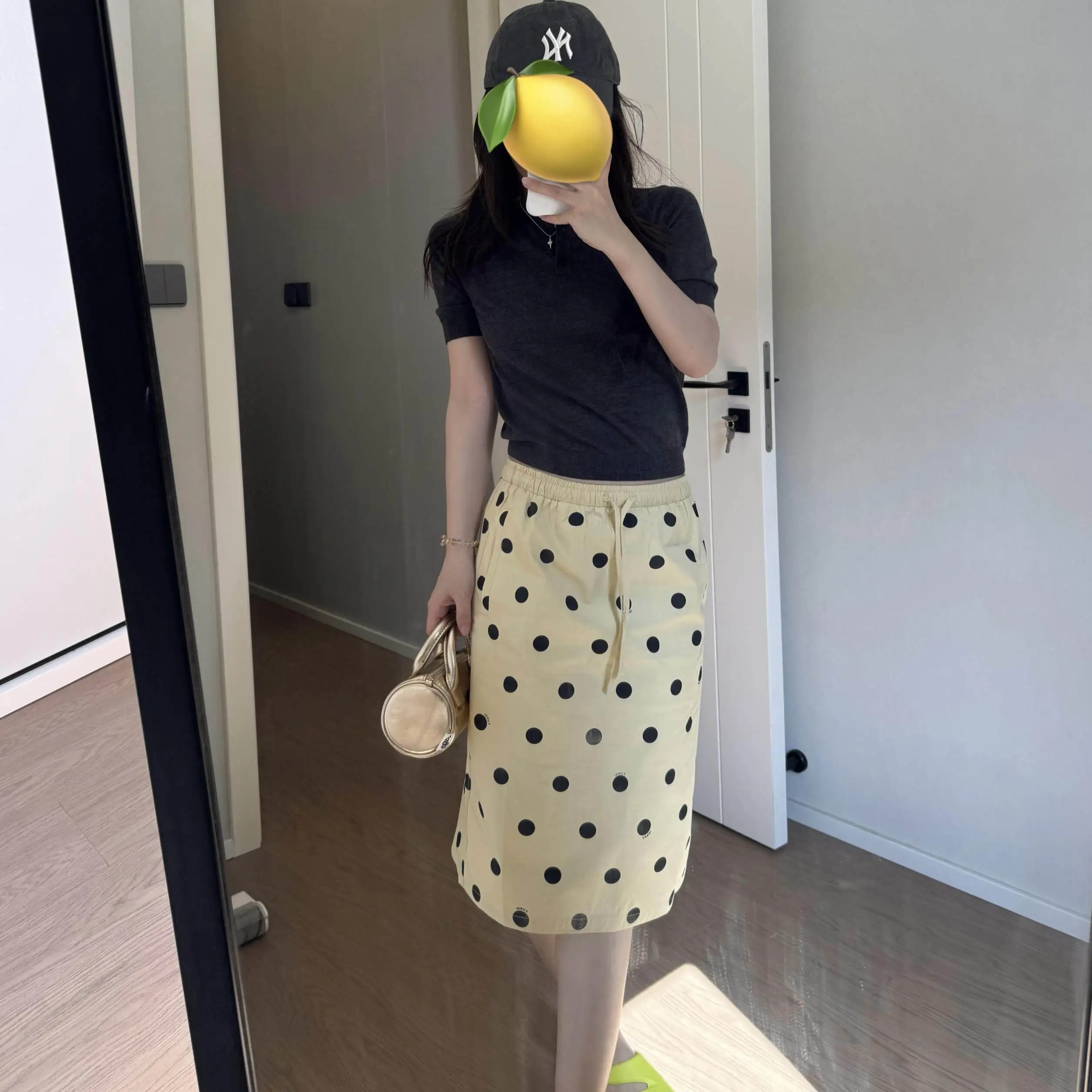 ベージュ スカートと薄いドットスカート、どちらが夏のコーデに最適？