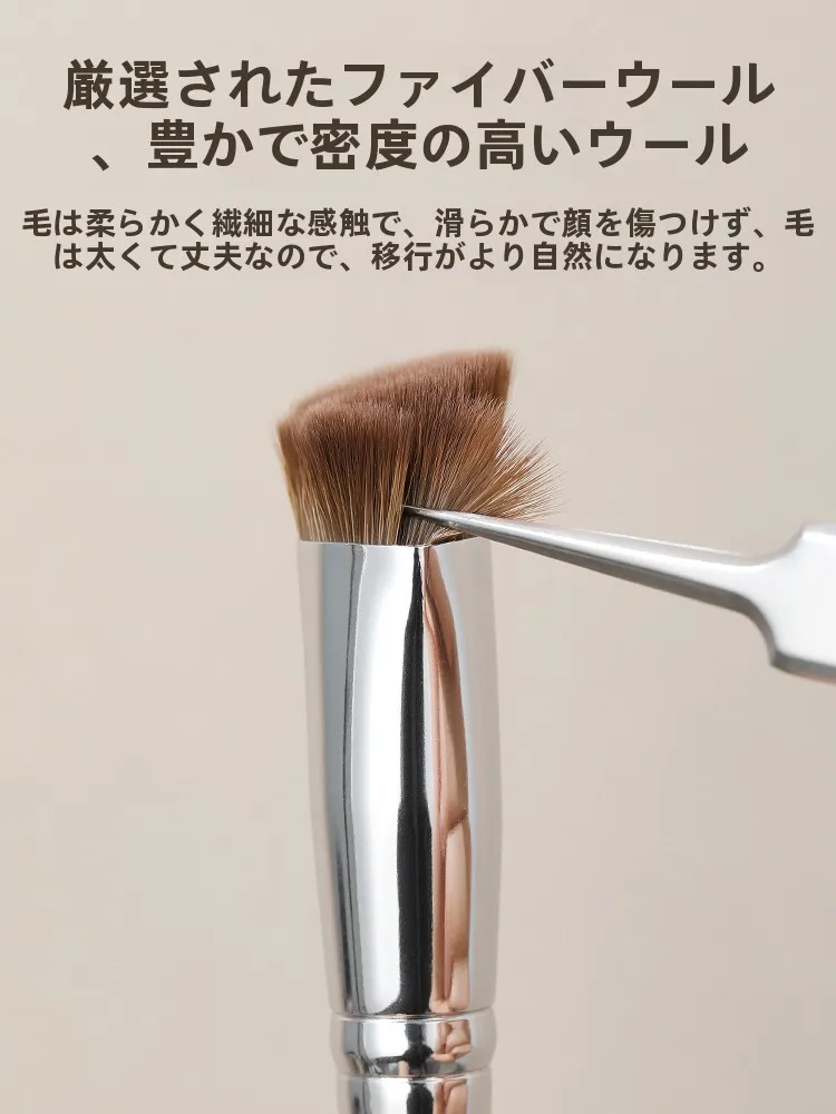 おでこにツヤとハイライトを出すには、この1つのブラシが鍵！