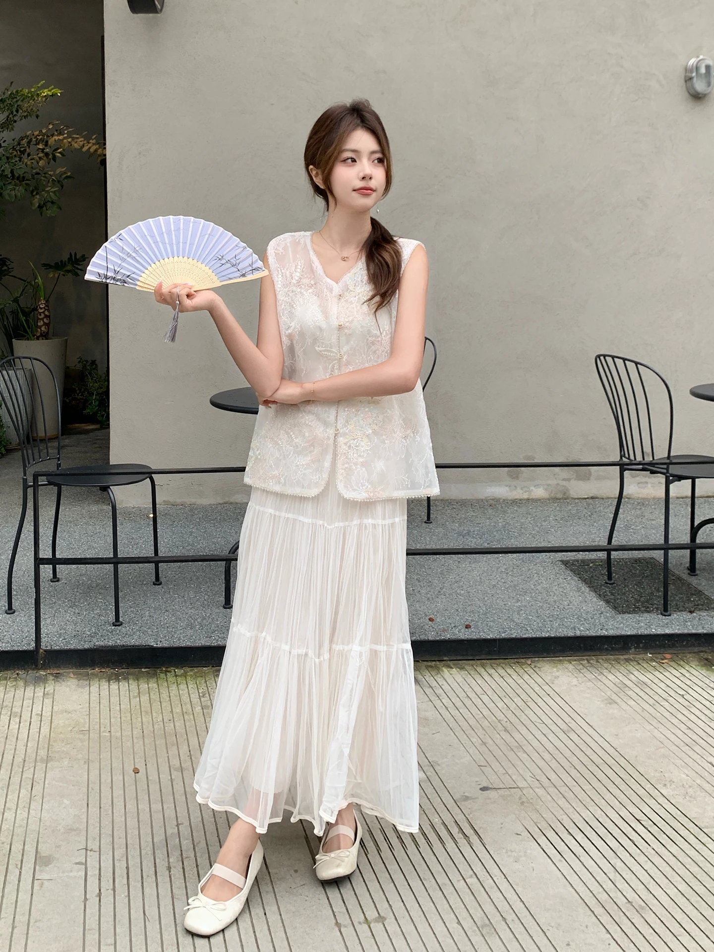 白色の刺繍無袖ワンピース【新中式デザイン・春夏用】：春ファッションのカジュアルスタイルに最適な2点セット