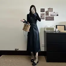ダブルレイヤー風デザインの女性用PUレザーワンピース【冬用・ブラック・ウエストシェイプ】（セットアップ対応）