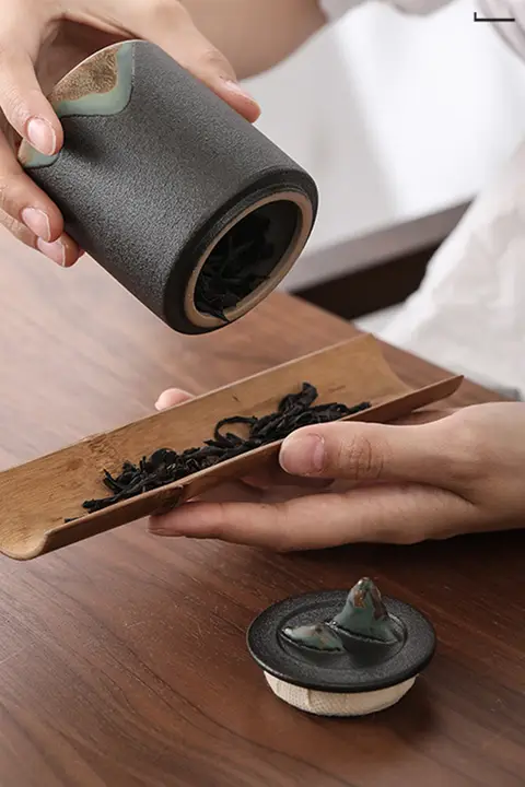 手描きの遠山デザイン 茶葉缶【黒陶製・密封タイプ】
