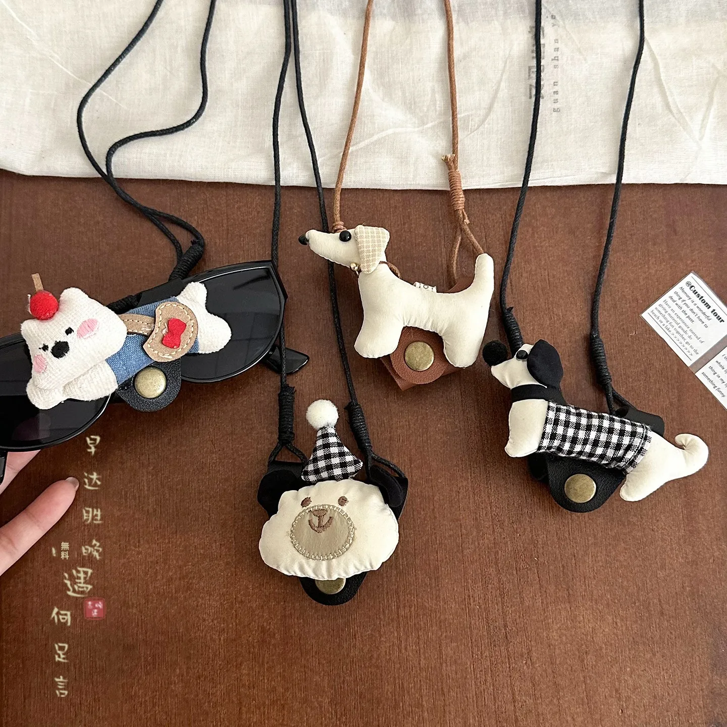おしゃれな犬グッズの選び方：犬モチーフ眼鏡クリップ付きロングネックレスの実用性とデザイン分析