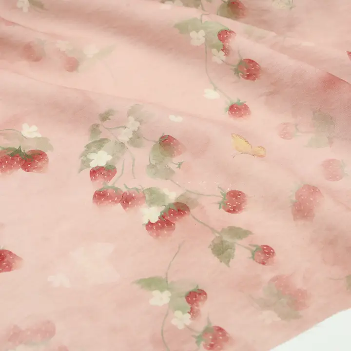極上の柔らかさの透け感ある天絲生地【暗めのピンク・草苺と蝶のプリント・漢服用】