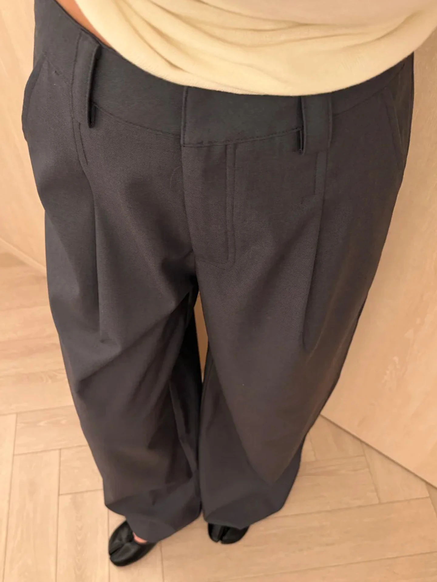 丈の長いワイドレッグパンツ：グレーの直筒スタイルが日常に適する理由