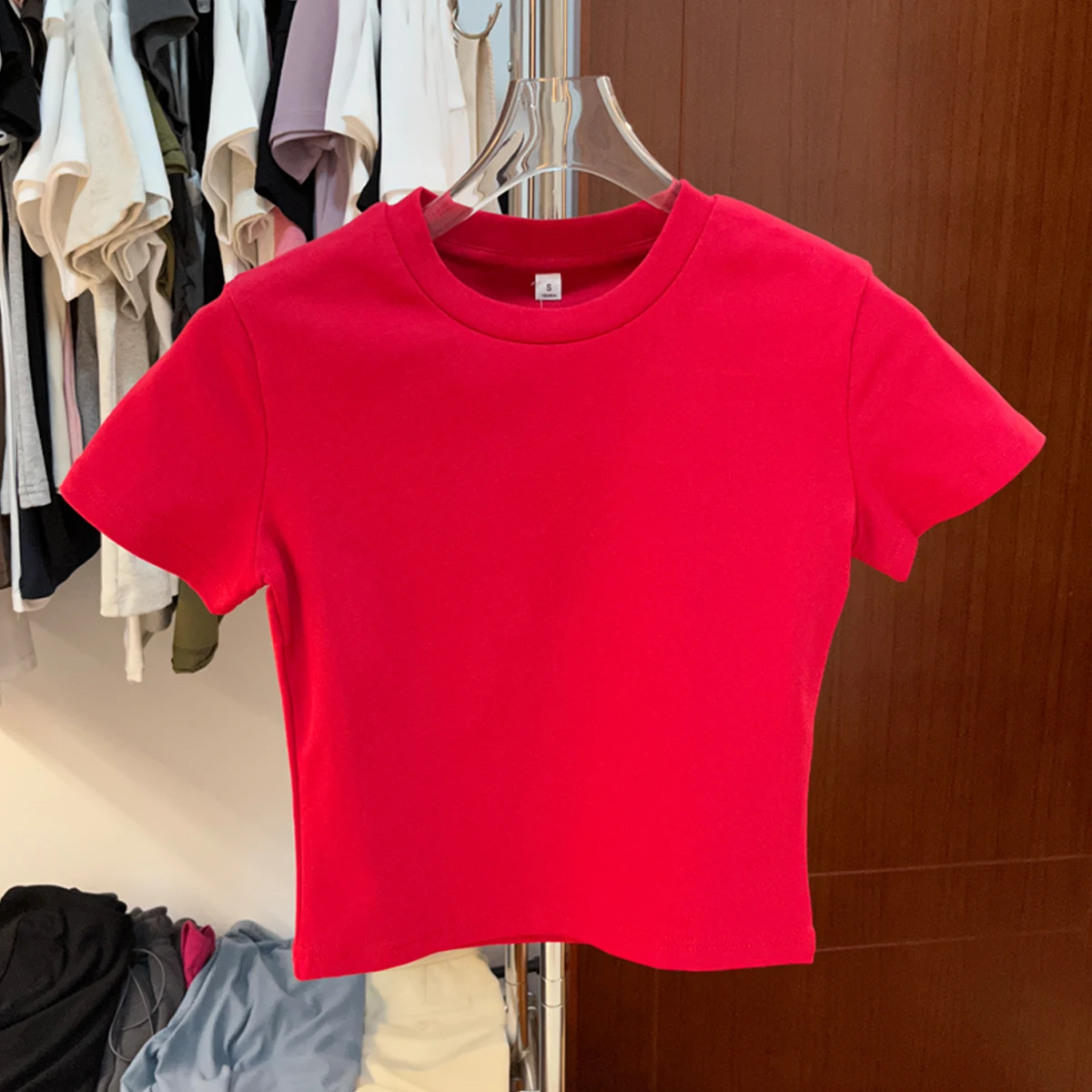 cropped t shirt はどんなときに着るべき？美式風の赤色ハイウエストTシャツが教えてくれる夏の着こなしの答え