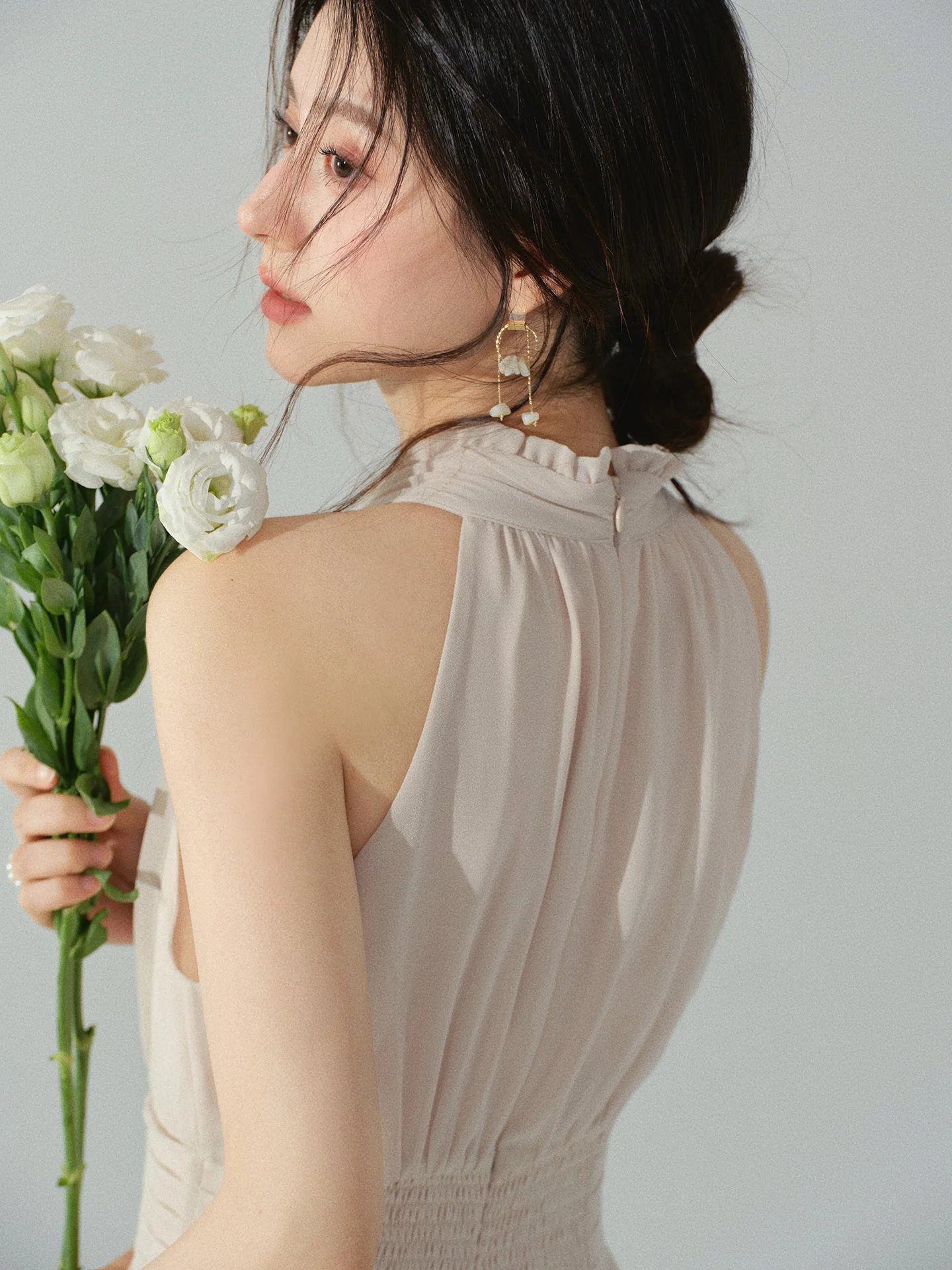 結婚式 ゲスト ワンピース どう選ぶ？ヌードピンクのフリルドレスが実は最適な理由