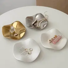 高級感あふれる陶器製不規則形状の飾り皿【ジュエリーディスプレイ・アートなインテリア】