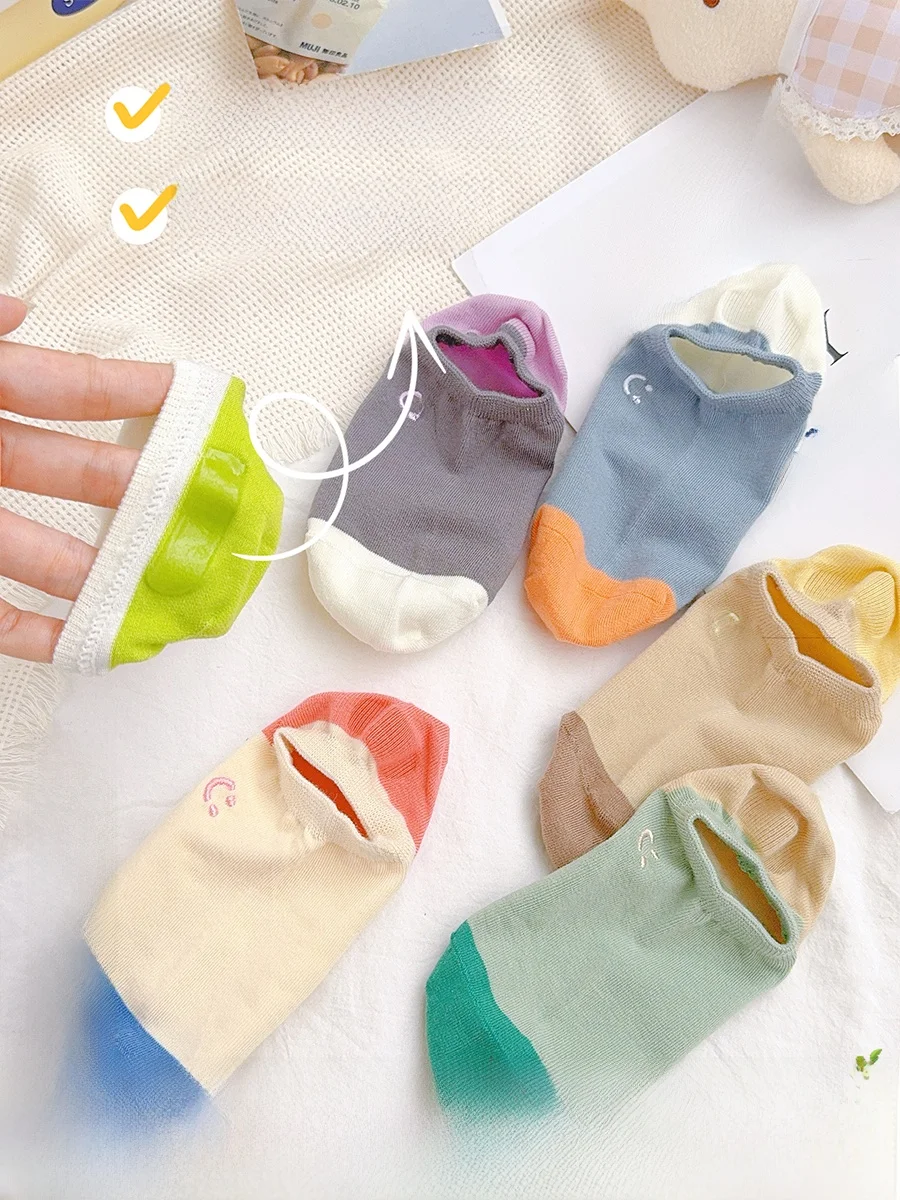 パステル ピンクとベージュにピンクが混ざる色の選び方は？透け感のある笑顔刺繍ソックスで解決する