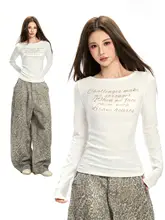 白色斜め肩長袖Tシャツ【レディース・フィット感・プリントデザイン】