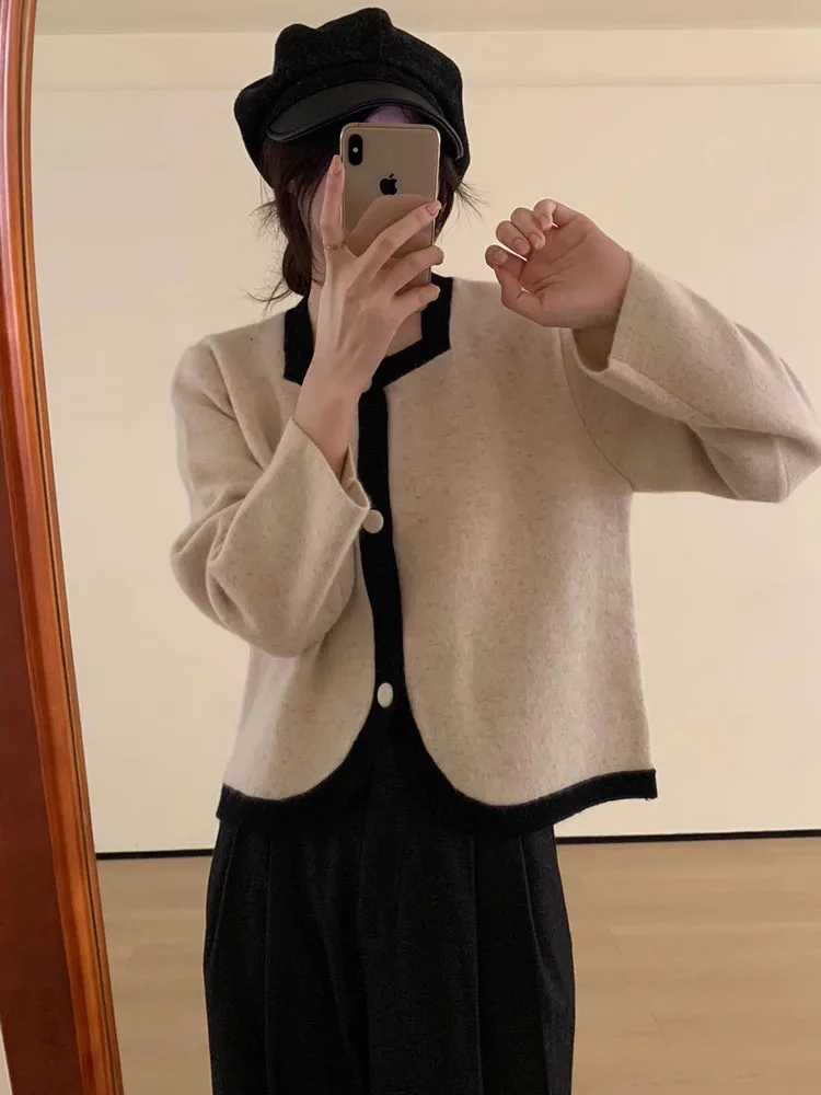11月上旬に着るべき服は2wayニットか？それともショート丈のカーディガンか？