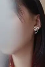 骨瓷製 蝶結びデザインのイヤリング【カジュアル・18Kゴールド仕上げ】