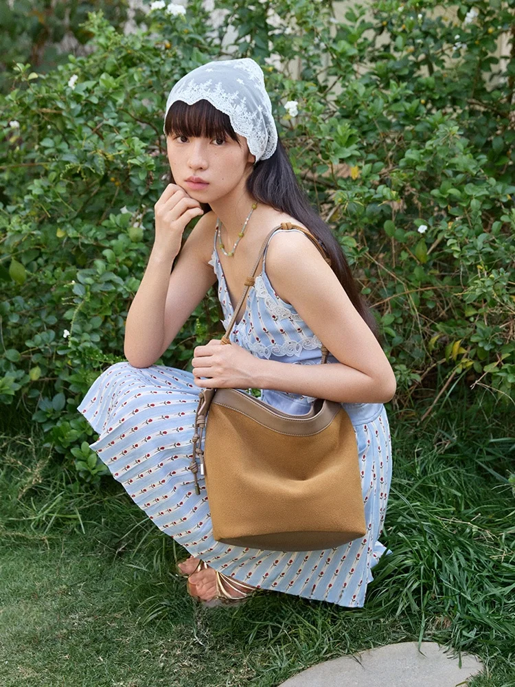 どんな服にも合うショルダーバッグを選ぶなら、ベージュとグリーンのどちらがおすすめ？