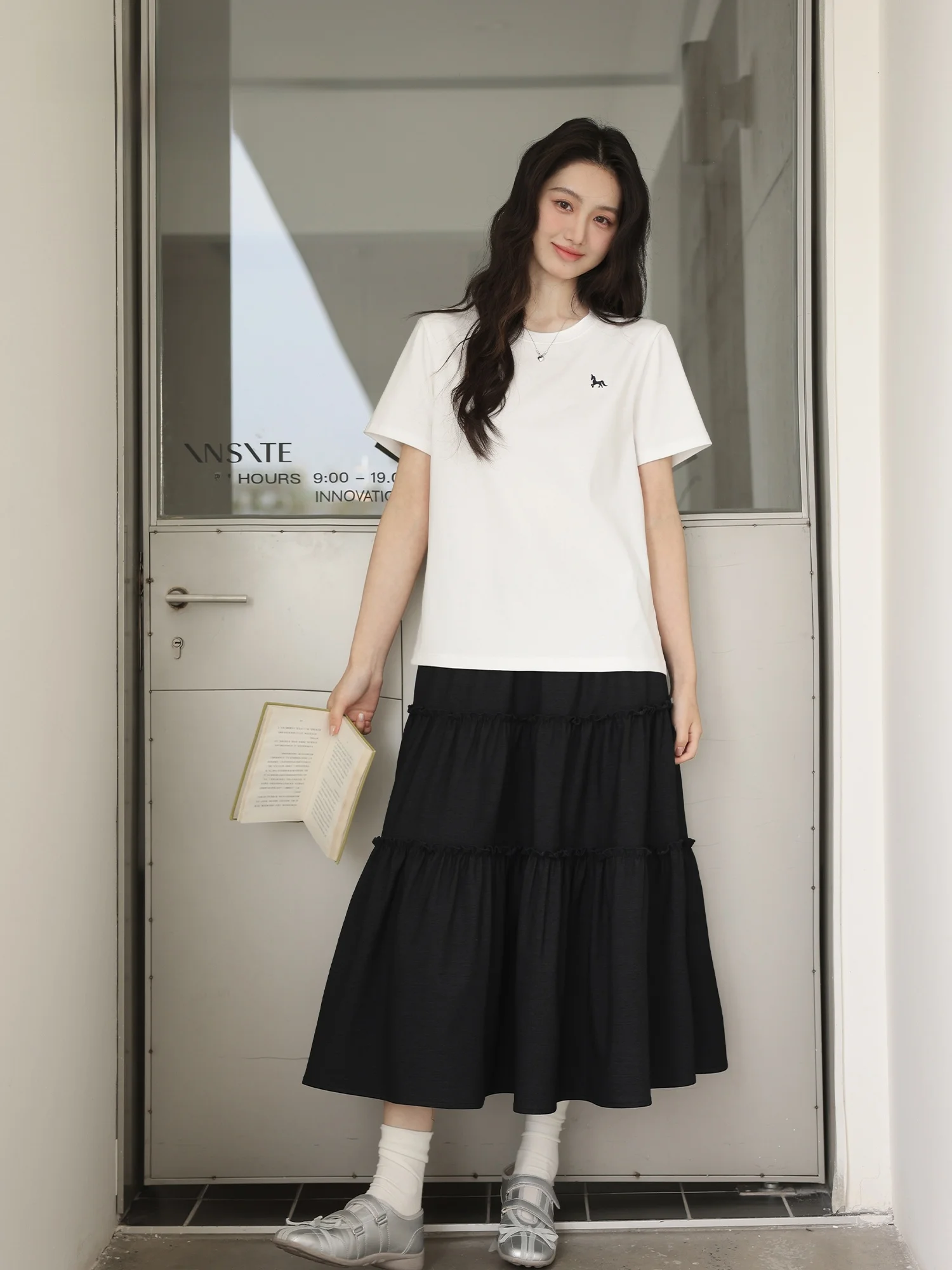 通勤Tシャツが安いおすすめは？「愛蔷薇」の白Tシャツが今、女性の日常を変える