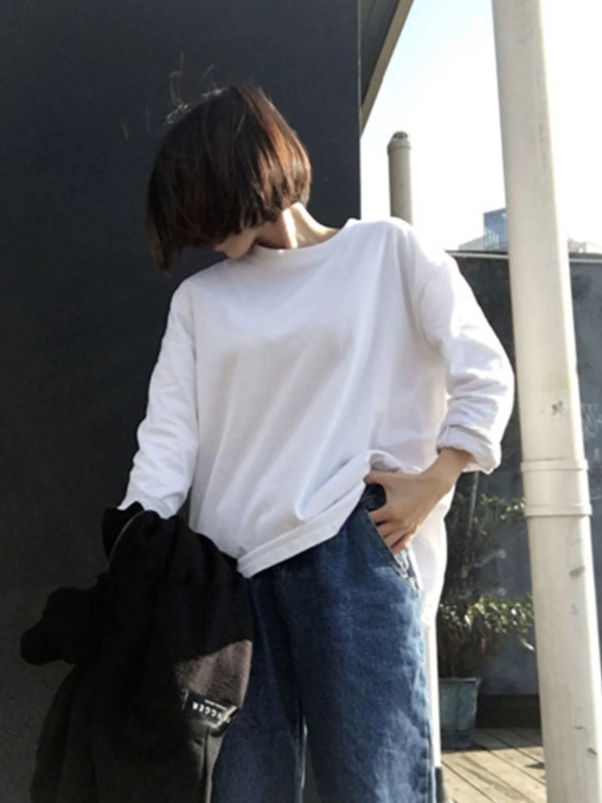 白色ゆったり長袖Tシャツ：重ね着でダサさを克服するカジュアルスタイルの実用ガイド