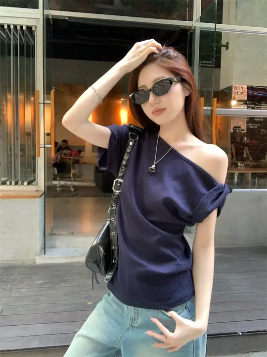 デザイン性のあるタイトフィット肩出しTシャツ【夏用・ネイビーカラー・ショートスリーブ】