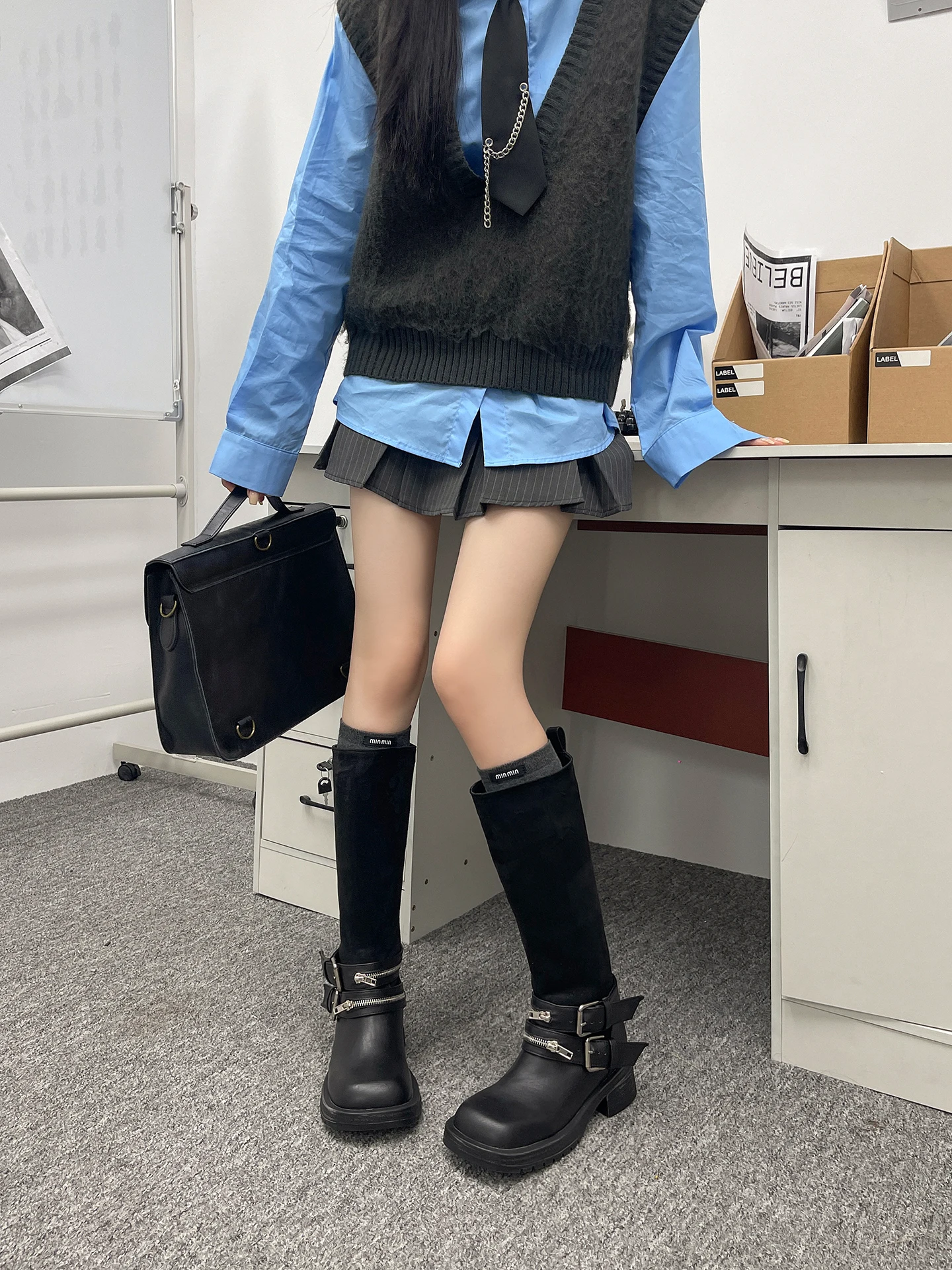 厚底の長筒ブーツ：レトロデザインとバックルが特徴の女性用ファッションブーツ