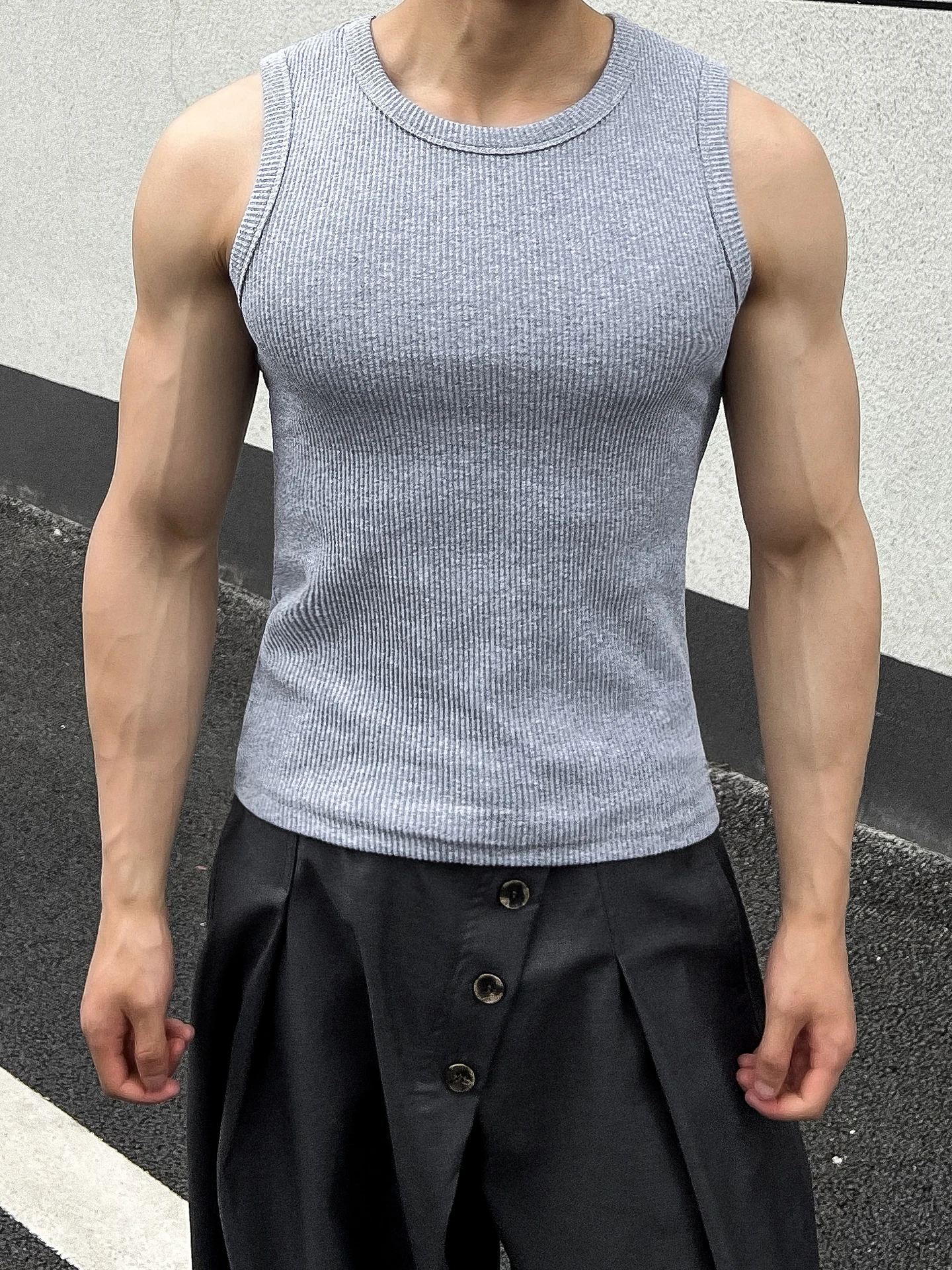 筋肉質160cmメンズファッション：シンプルリブノースリーブタンクトップの実用性と体型への適応