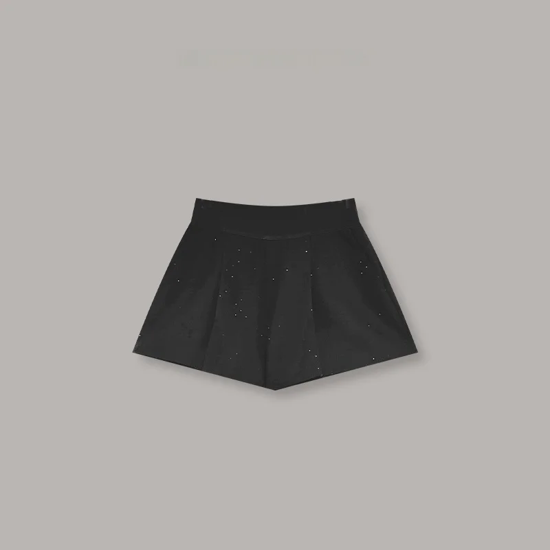 華やかなモチーフのショートパンツ：通勤風の夏コーデに最適なスリムシルエット