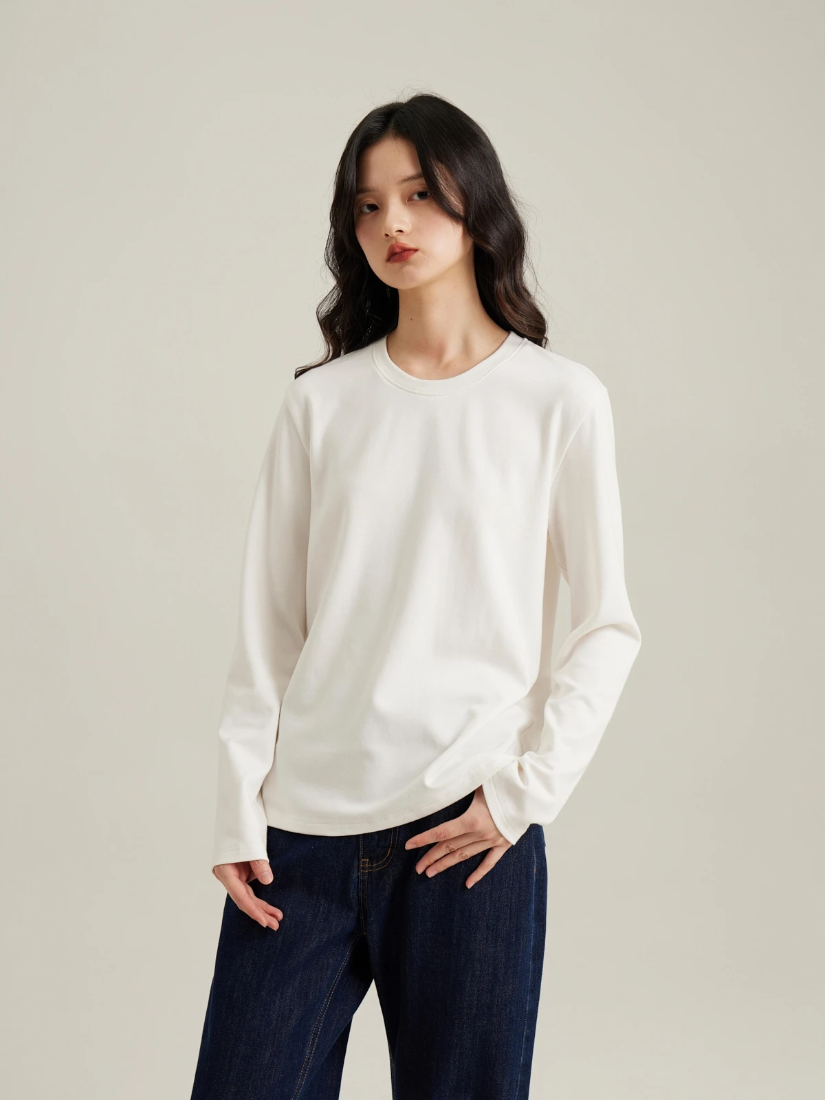 大人可愛いの本質とスタイル作りを徹底解説｜ミルクホワイトTシャツの洗練された使い方
