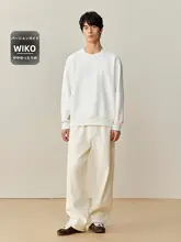 肌理のあるデザインが特徴のメンズフード付きスウェットシャツ【冬季用・カジュアルスタイル】