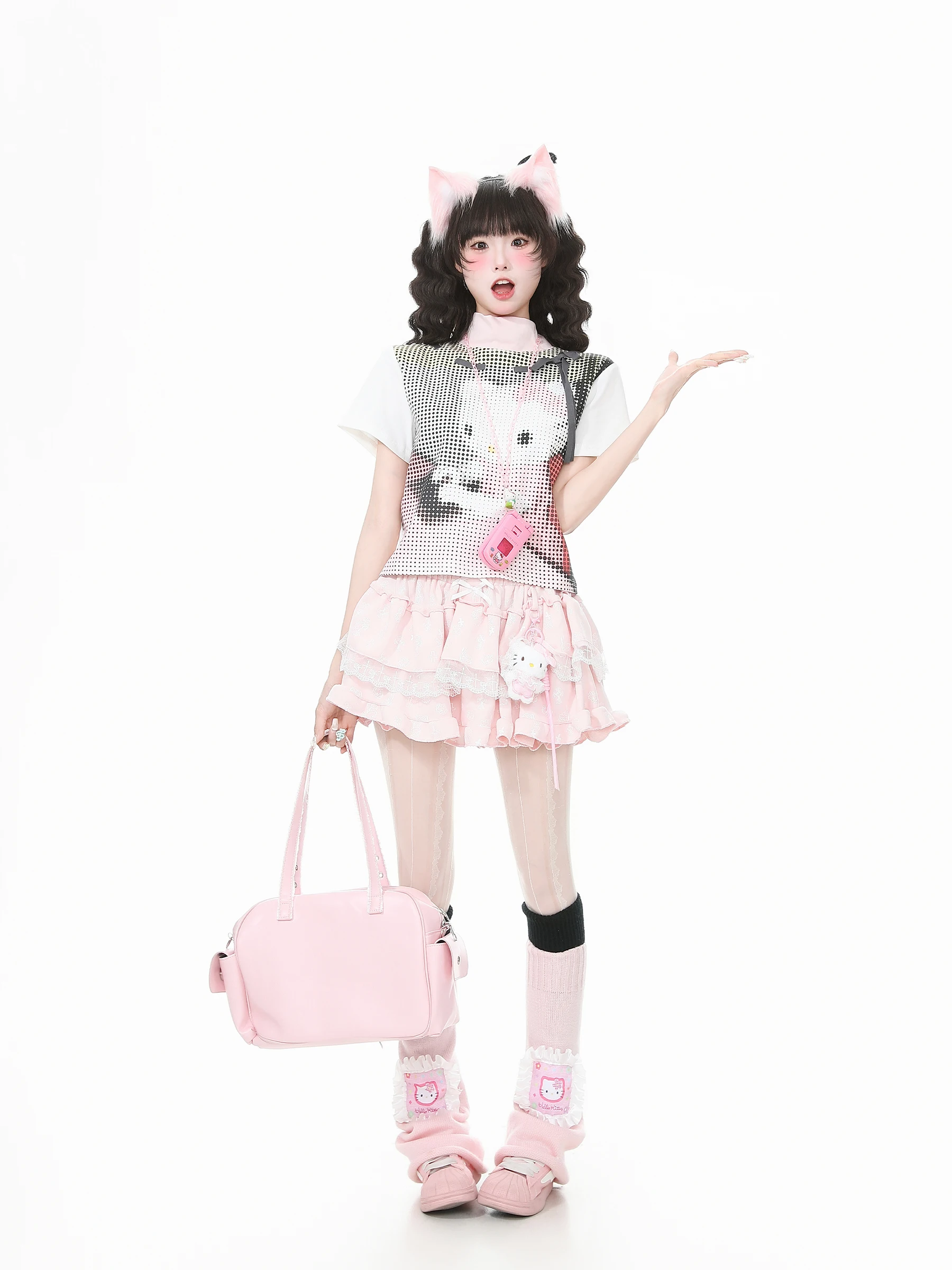 ドット柄リボンデザインの夏用ショートスリーブTシャツ：レトロかわいいスタイルの日常着としての実用性とデザイン分析
