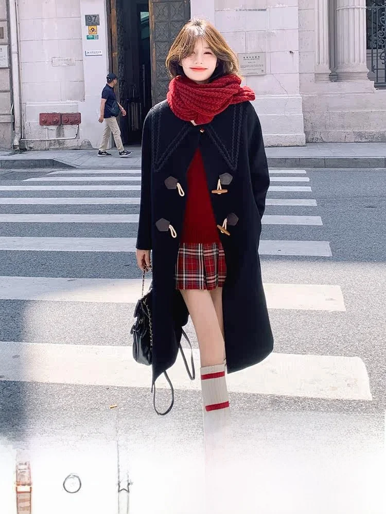 学院風の黒いドールカラーのダッフルコート：中長丈・ウール混で実用性とスタイルを両立