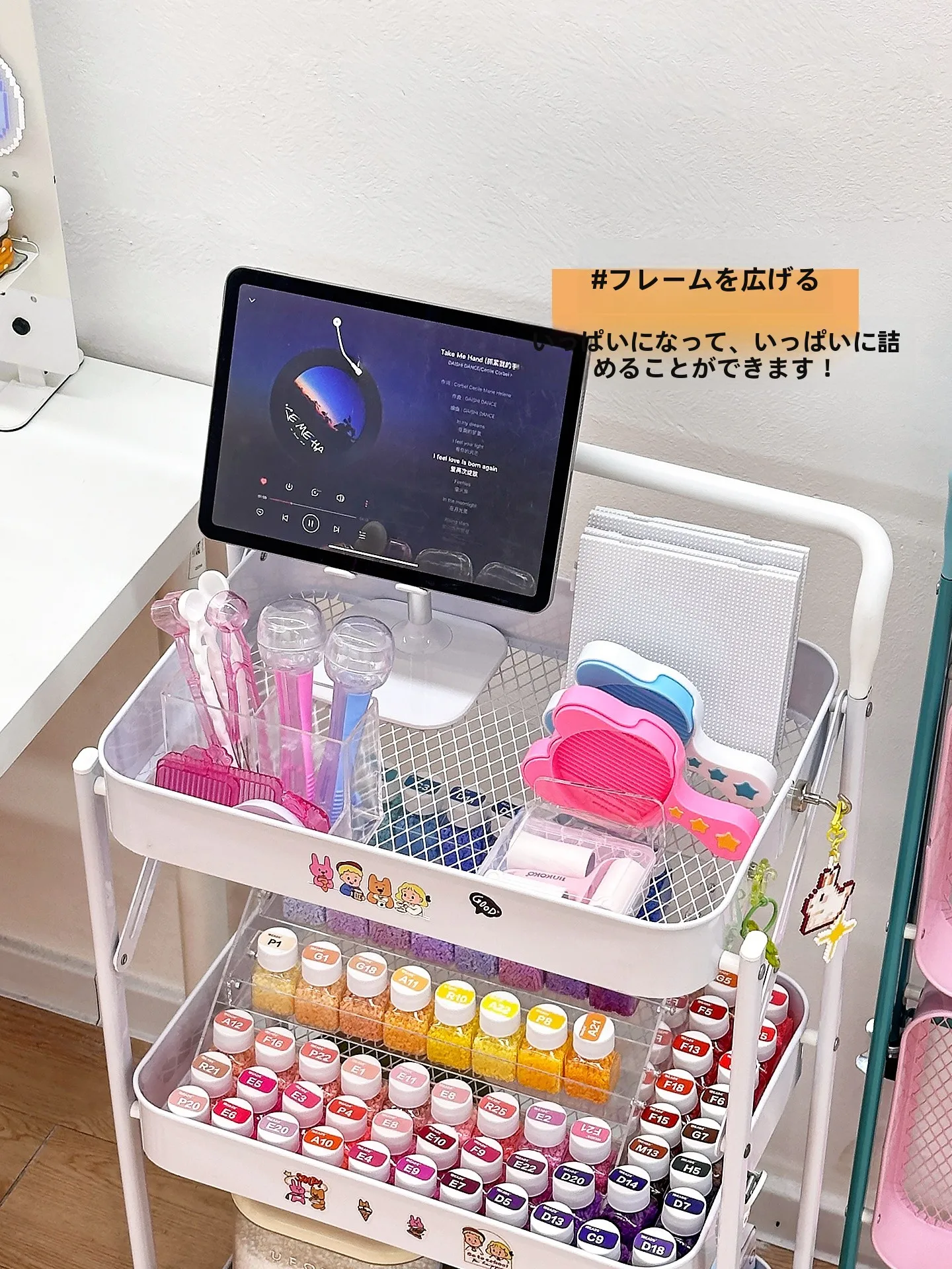 テーブルサイド用収納ラック：折りたたみ設計で小さなスペースにも最適な小物整理