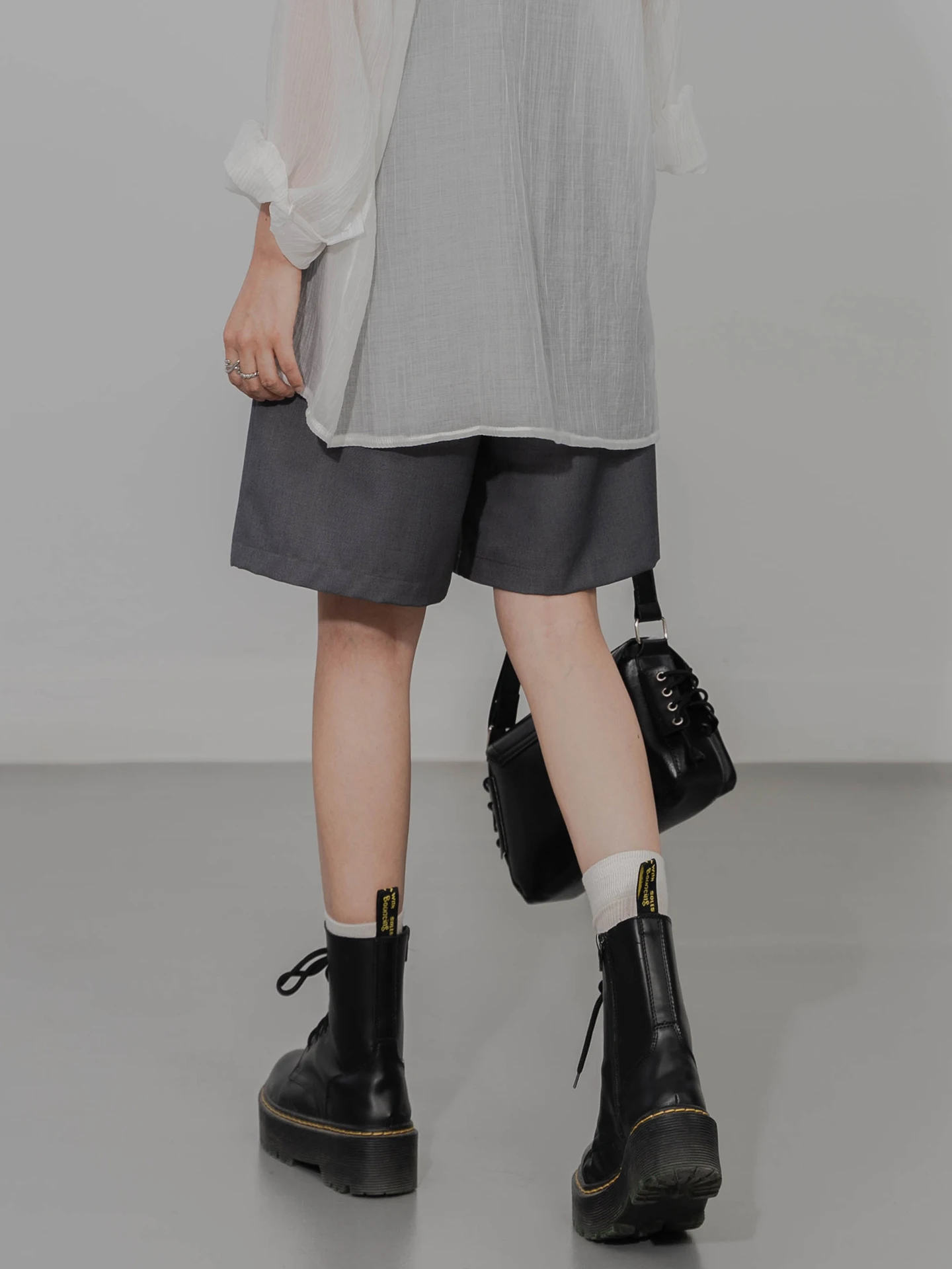 オフィスカジュアル50代女性に最適なショートパンツは？クラシックなグレーが選ばれる理由