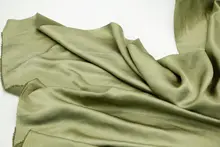 抹茶グリーンの光沢感あるアセテートサテン生地【ドレス・礼服・漢服用】